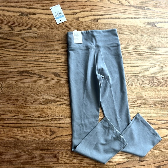 Girls Nike Gray Leggings for Active Comfort - Picture 4 of 4